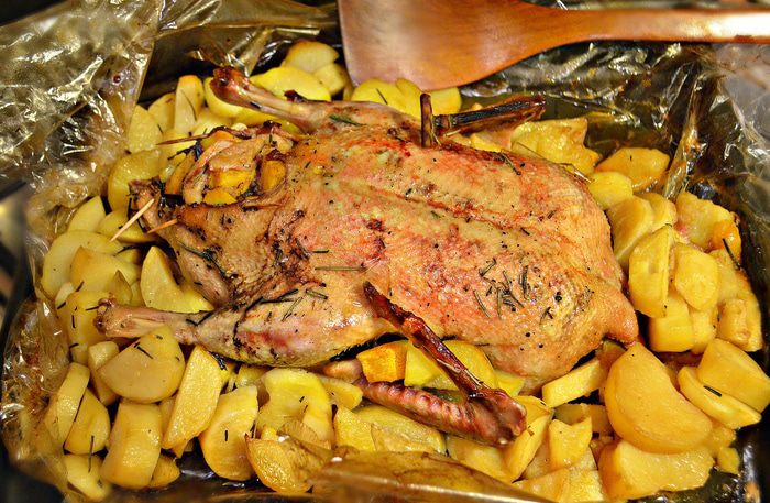 Утка, фаршированная тыквой с яблоками и запеченная в медовом соусе 