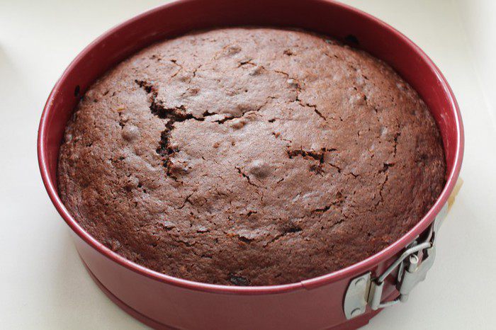Шоколадный пирог с брусникой и орехами