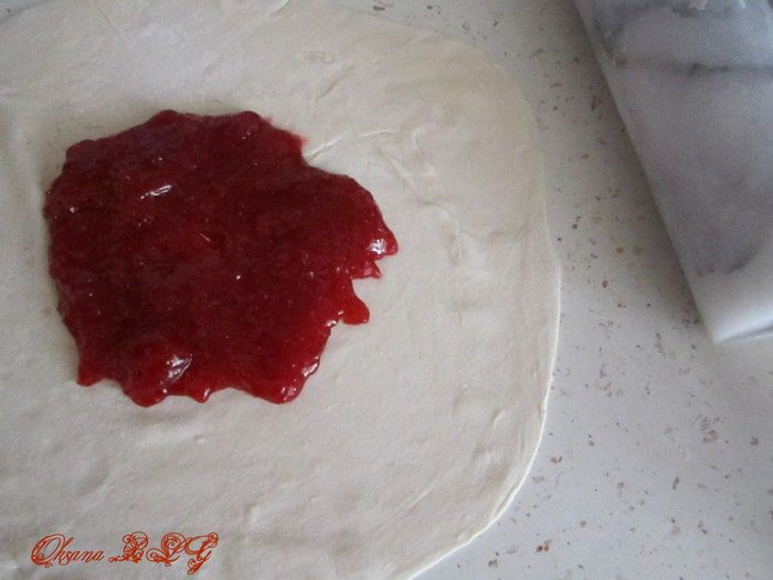Камамбер с клубничным джемом