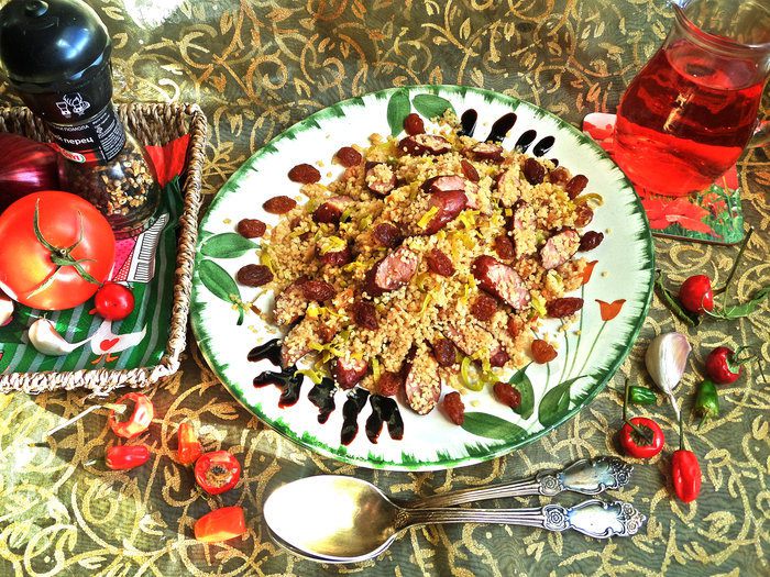 Кускус с колбасками и изюмом