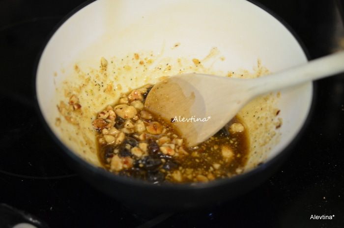 Теплый салат с куриной печенью и яблоком