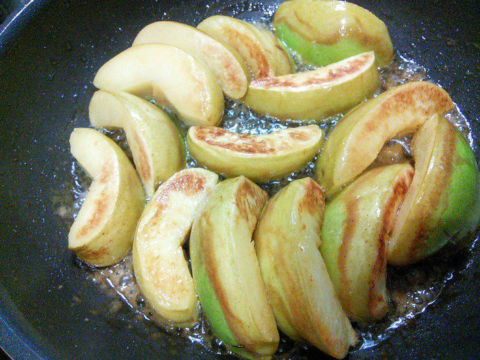 Жаркое из курицы с айвой