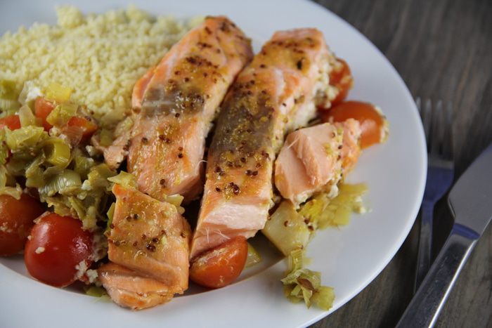 Лосось с луком-пореем 