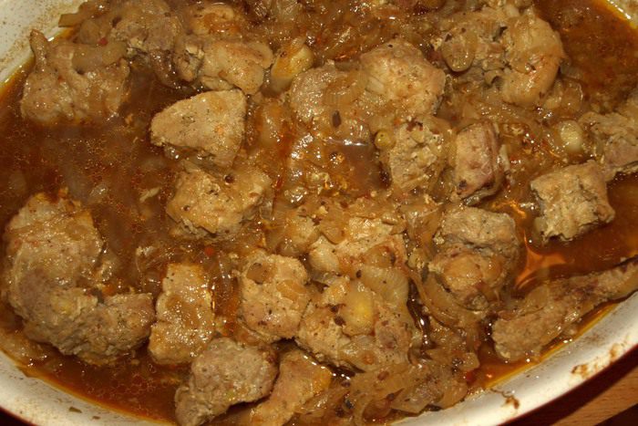 Свинина, запеченная на луковой подушке