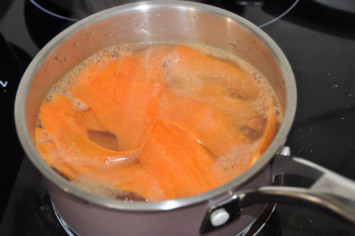 Рулетики из теста фило с молодым кабачком и морковью
