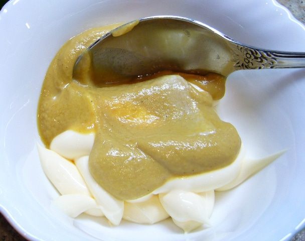 Салат с печенью трески и майонезно-горчичной заправкой