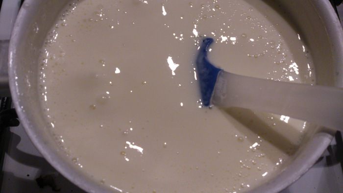 Торт из миндальных блинов с французским кремом