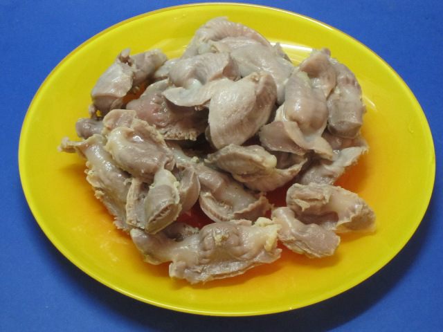 Салат из куриных желудочков с фасолью