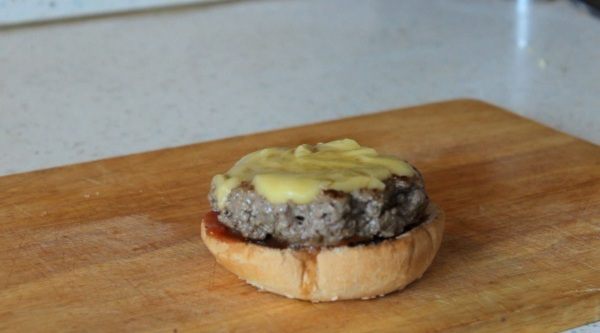 Мексиканский бургер с манговой сальсой и козьим сыром