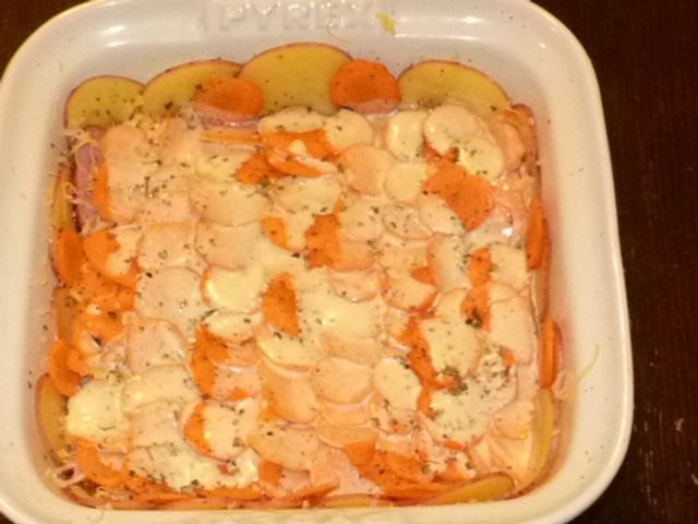 Овощная запеканка с ветчиной и розмарином