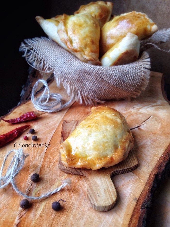 Пирожки с творогом, салями и сыром