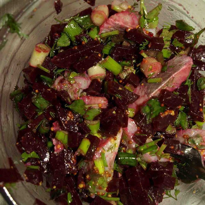 Простые блины с салатом из свеклы и селедки