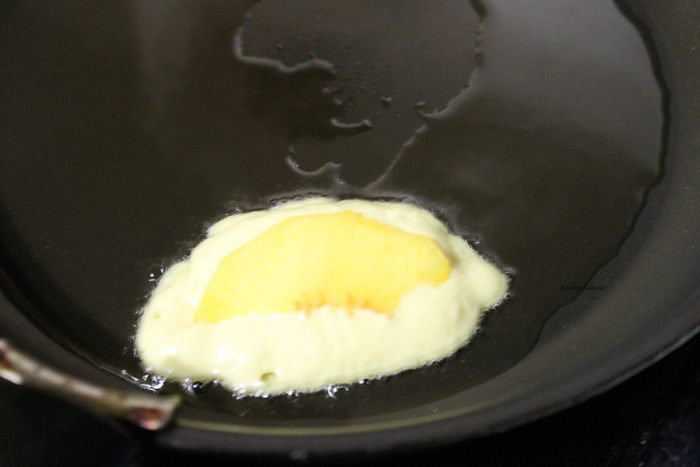 Оладьи с персиками и без