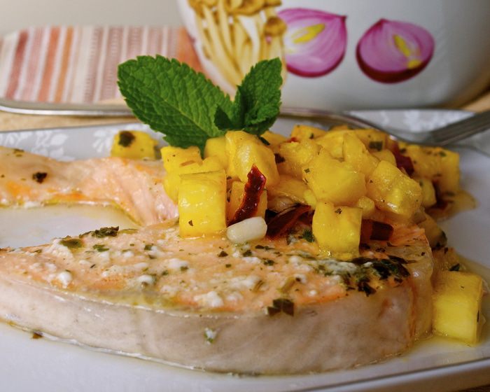 Лосось с ананасовой сальсой