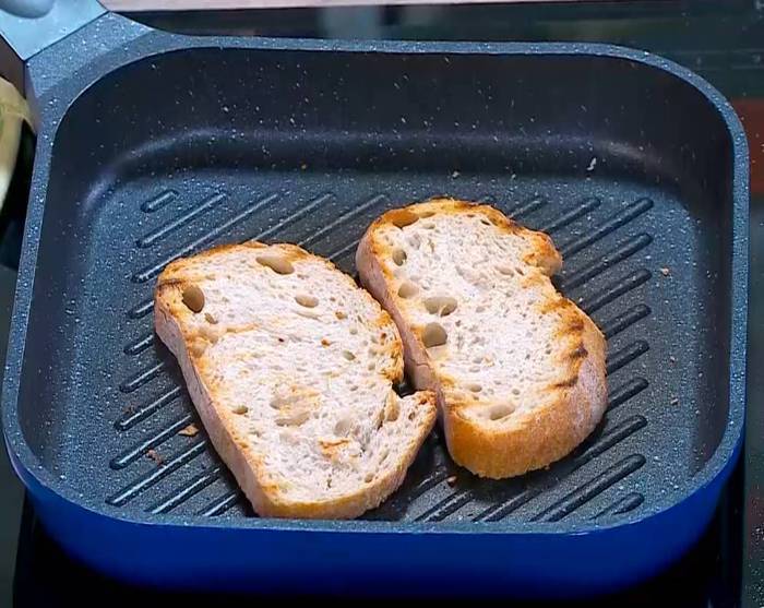 Тосты с фетой, помидорами и йогуртовым кремом 