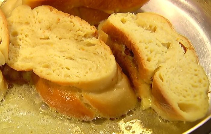 Французские гренки с сушеной вишней и курагой 