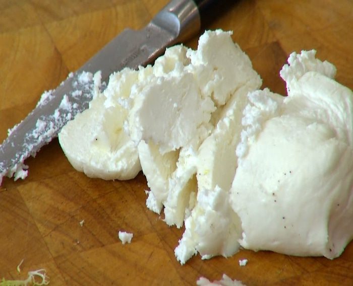 Свежий салат с козьим сыром, свеклой и изюмом