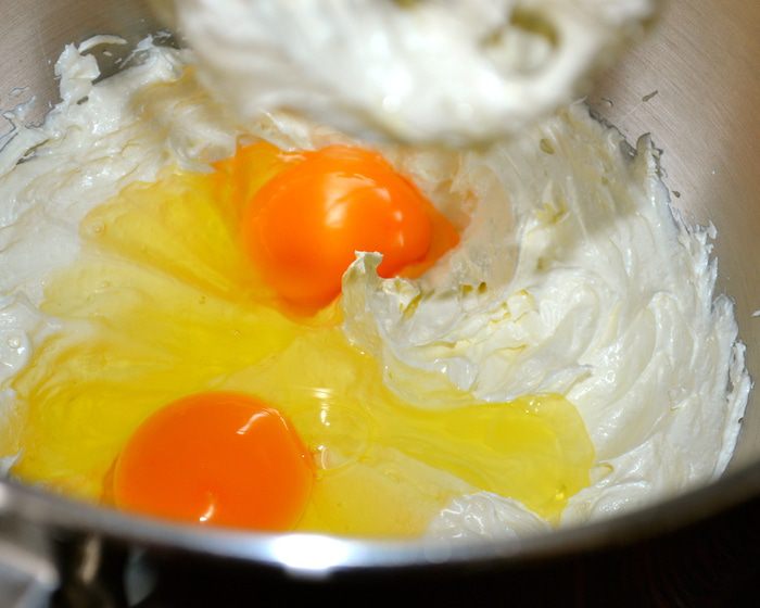 Виноградный пирог к чаю, покрытый ванильной глазурью