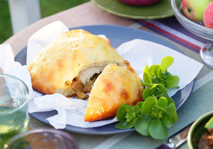 Куриная грудка с белыми грибами, запеченная в тест