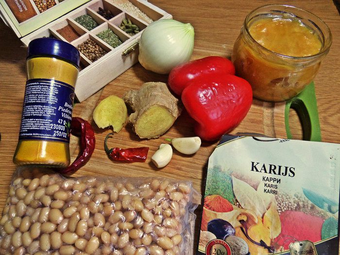 Карри с курицей и фасолью