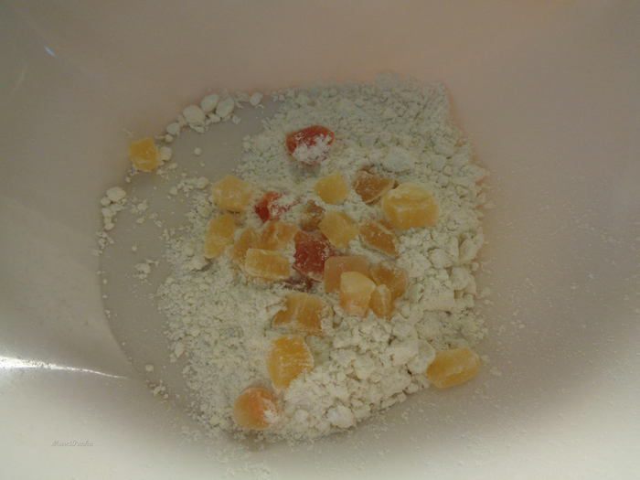 Клубничный бисквитный пирог с цукатами экзотических фруктов