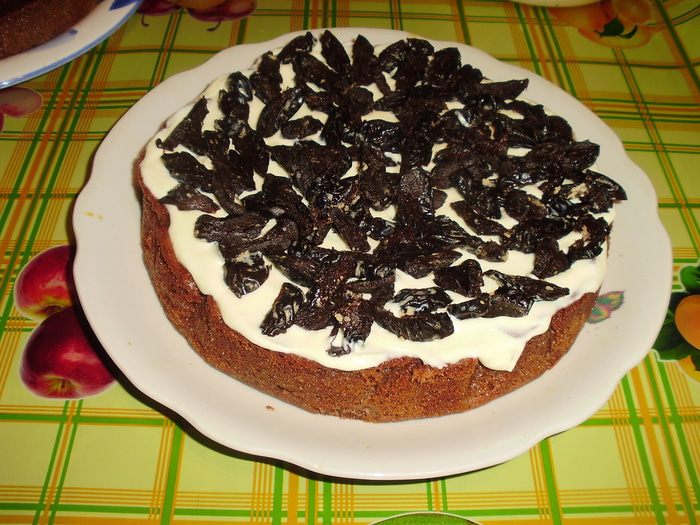 Шоколадный торт с черносливом