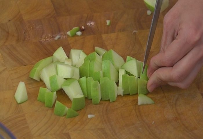 Запеченная утка, фаршированная диким рисом и яблоками