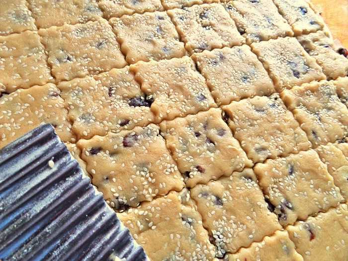 Печенье с кунжутом и изюмом