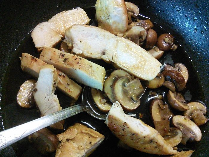Яичный салат с куриной грудкой, авокадо и шампиньонами