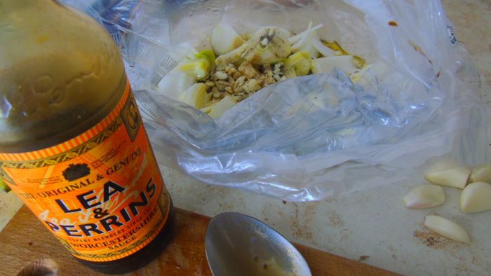 Курица с колбасками, луком и шалфеем