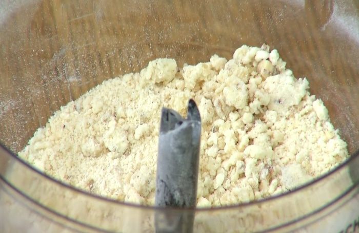 Яблочный крамбл с грецкими орехами