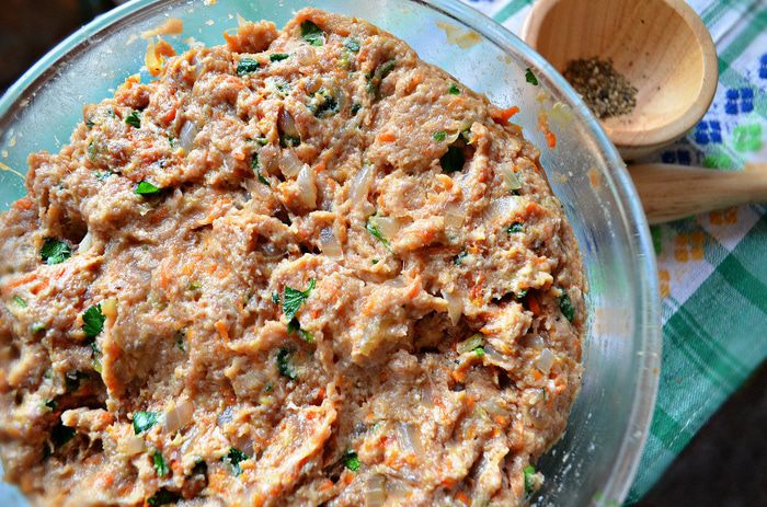 Пасхальное мясное кольцо с перепелиными яйцами по-польски