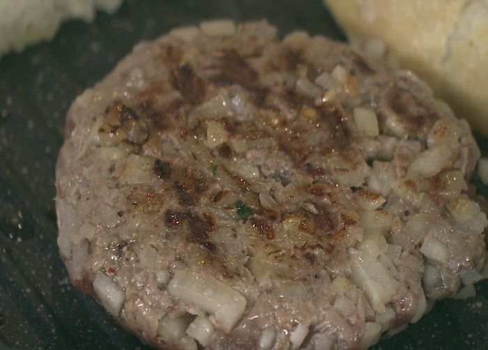 Чизбургер с беконом и дижонским соусом 