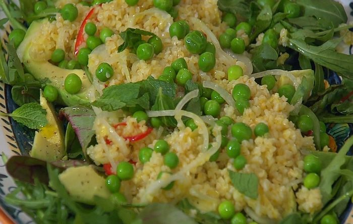 Салат с булгуром, зеленым горошком и мятой