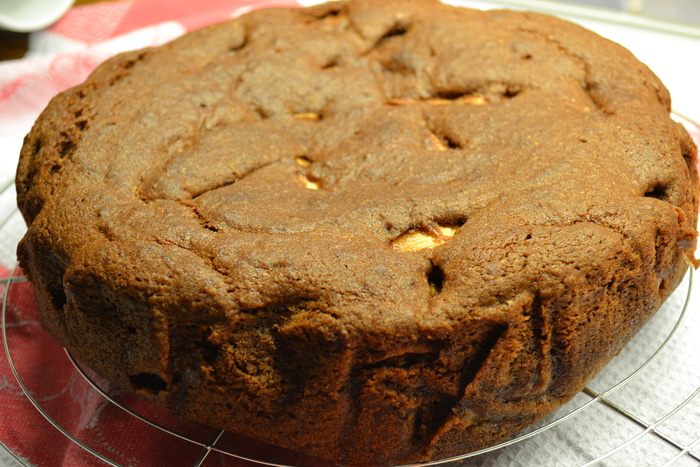 Шоколадный пирог с яблоками