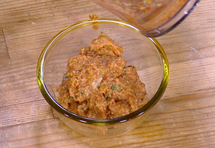 Бутерброды с курицей, моцареллой и красным песто 