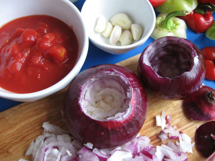 Запеченные овощи, фаршированные мясом и каперсами