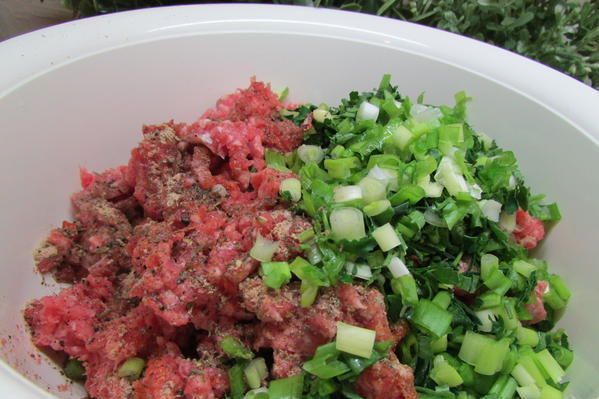 Мясные котлеты под сметанным соусом