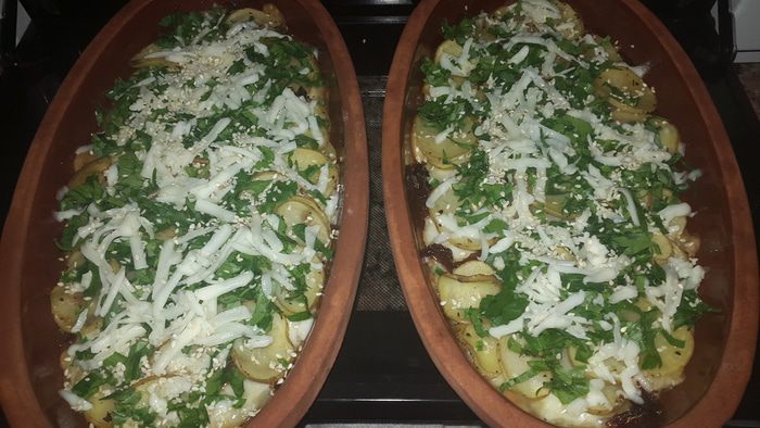 Картофель, запеченный с моцареллой, вялеными томатами и кунжутом