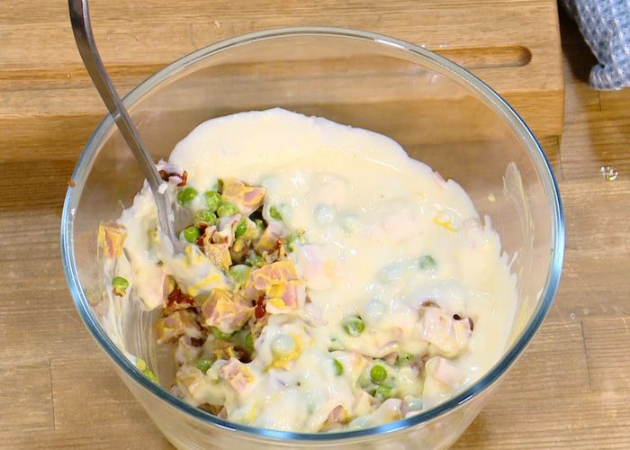 Запеканка из макарон с ветчиной, зеленым горошком и горчицей 