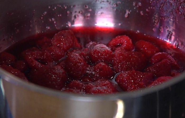 Творожные блинчики с малиновым соусом 