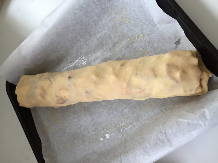 Яблочно-сливовый штрудель с ванильным соусом