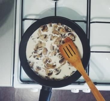 Блинчики со сливочным соусом из шампиньонов