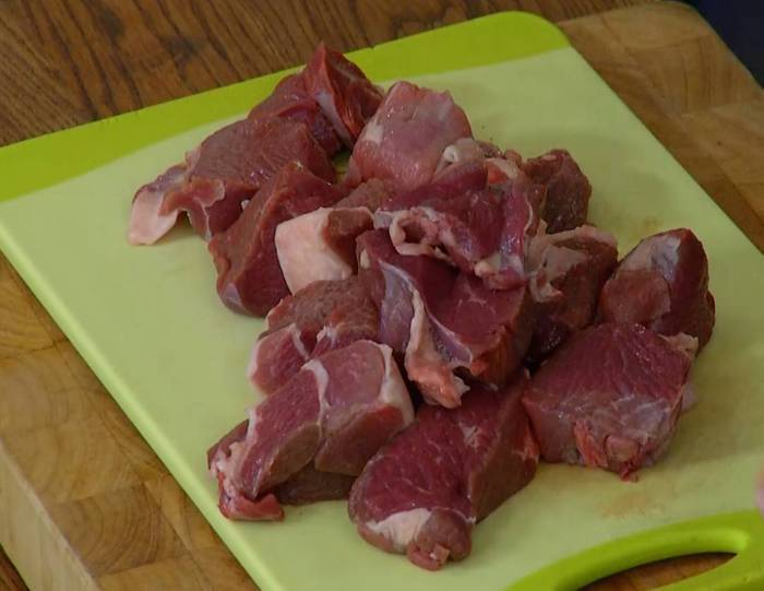 Томленая ягнятина с лимонным соусом