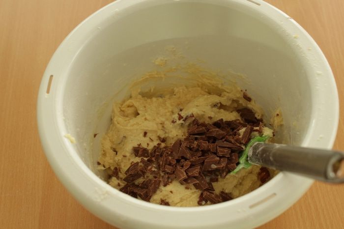 Сливовый пирог с орехами и шоколадом