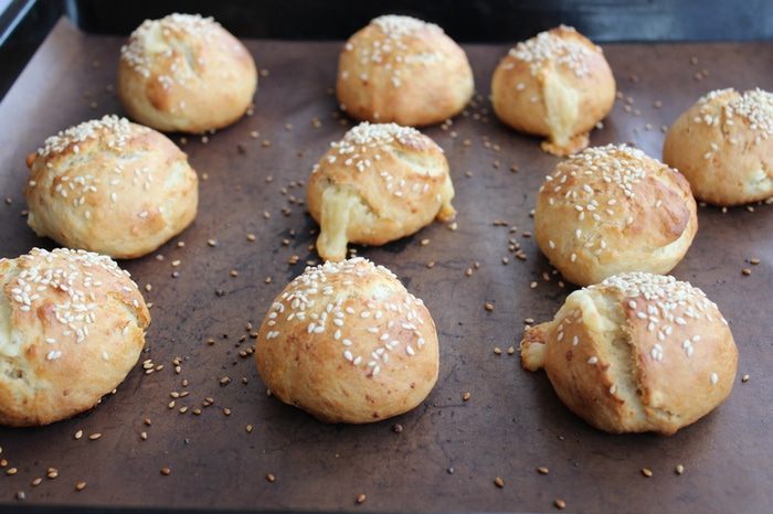 Турецкие сырные булочки с кунжутом