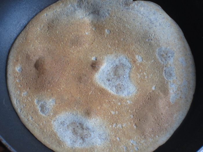 Блинчики на гречневой муке с куриной печенью и карамелизированным луком