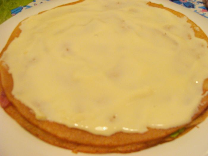 Закусочный торт из рисовых блинчиков с форелью и сыром 