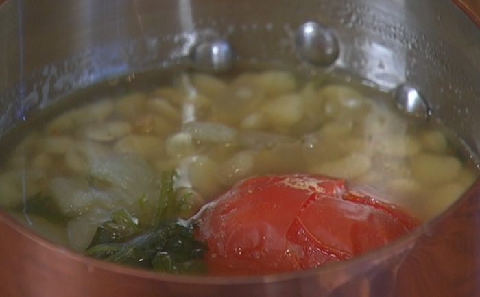 Салат из фасоли с беконом и сливами на гриле