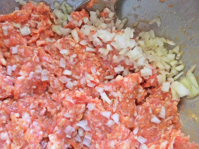 Котлеты с беконом, салатом и рисом